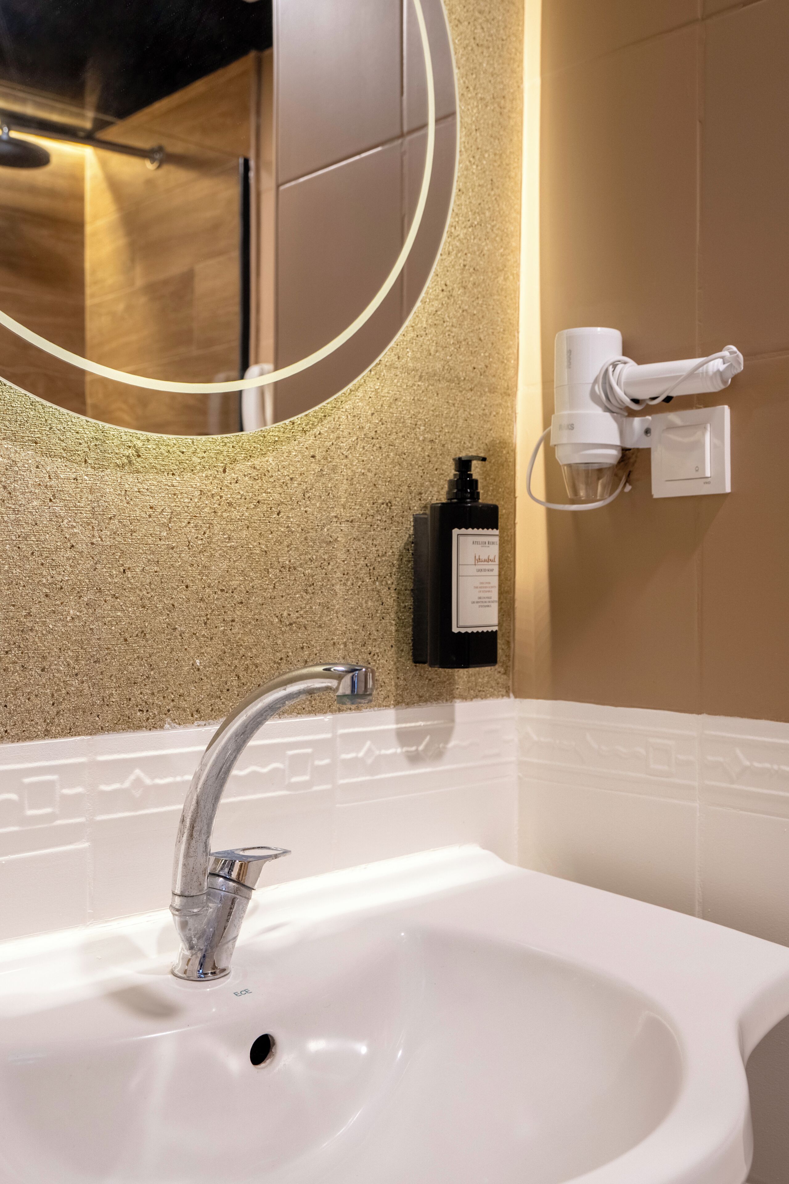 Deep-soaking bathtub, hair dryer, slippers, towels