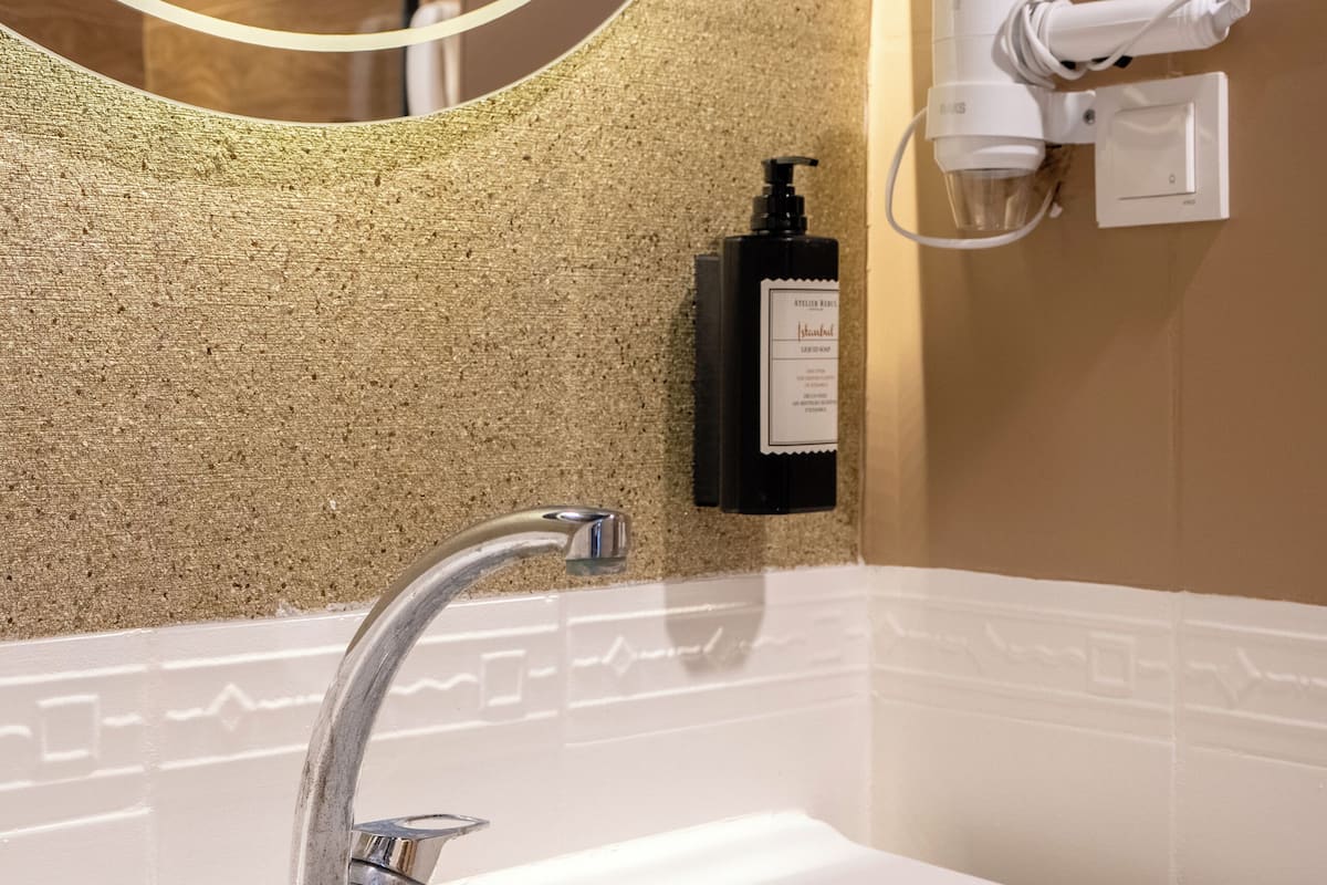 Deep-soaking bathtub, hair dryer, slippers, towels