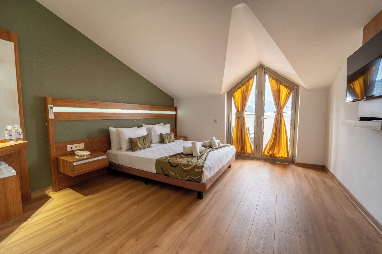 Family Room | Premium bedding, minibar, in-room safe, blackout drapes