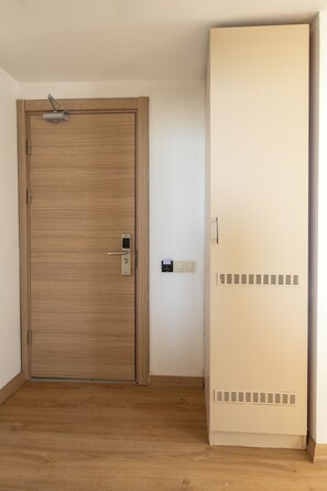 Quarto triplo standard, no canto | Frigobar, cofres nos quartos, espaço de trabalho para notebook