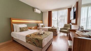 Quarto duplo standard | Roupas de cama premium, frigobar, cofres nos quartos, cortinas blackout