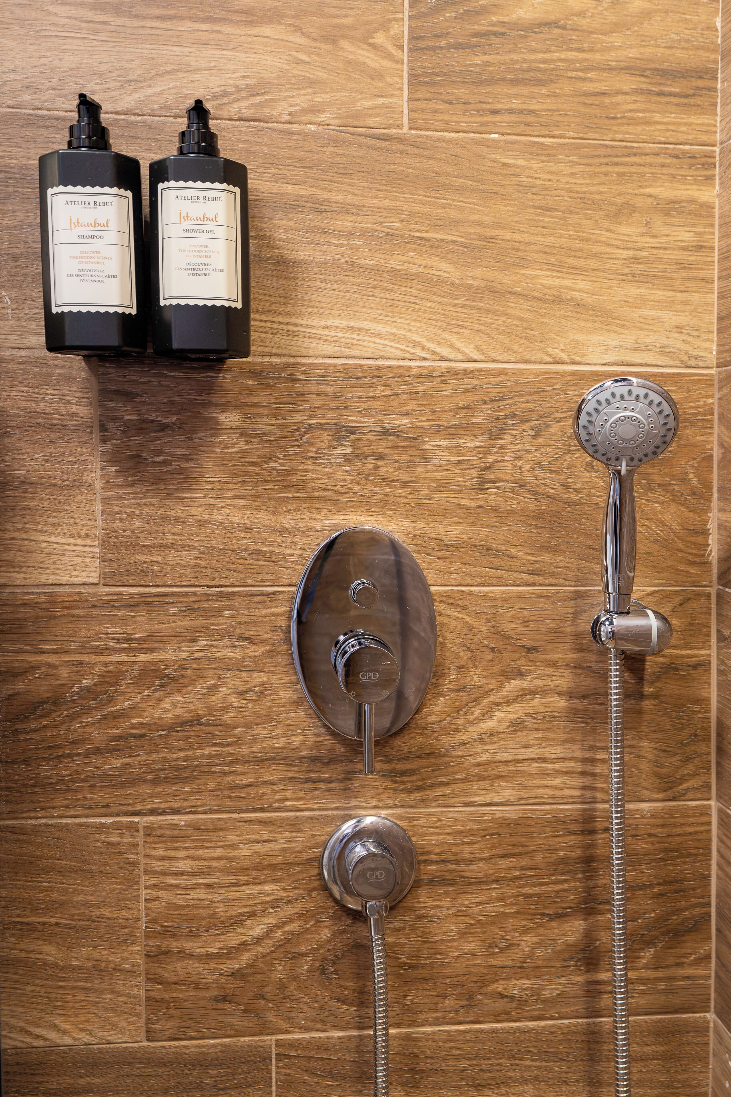 Deep-soaking bathtub, hair dryer, slippers, towels