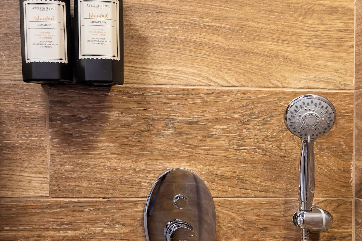 Deep-soaking bathtub, hair dryer, slippers, towels