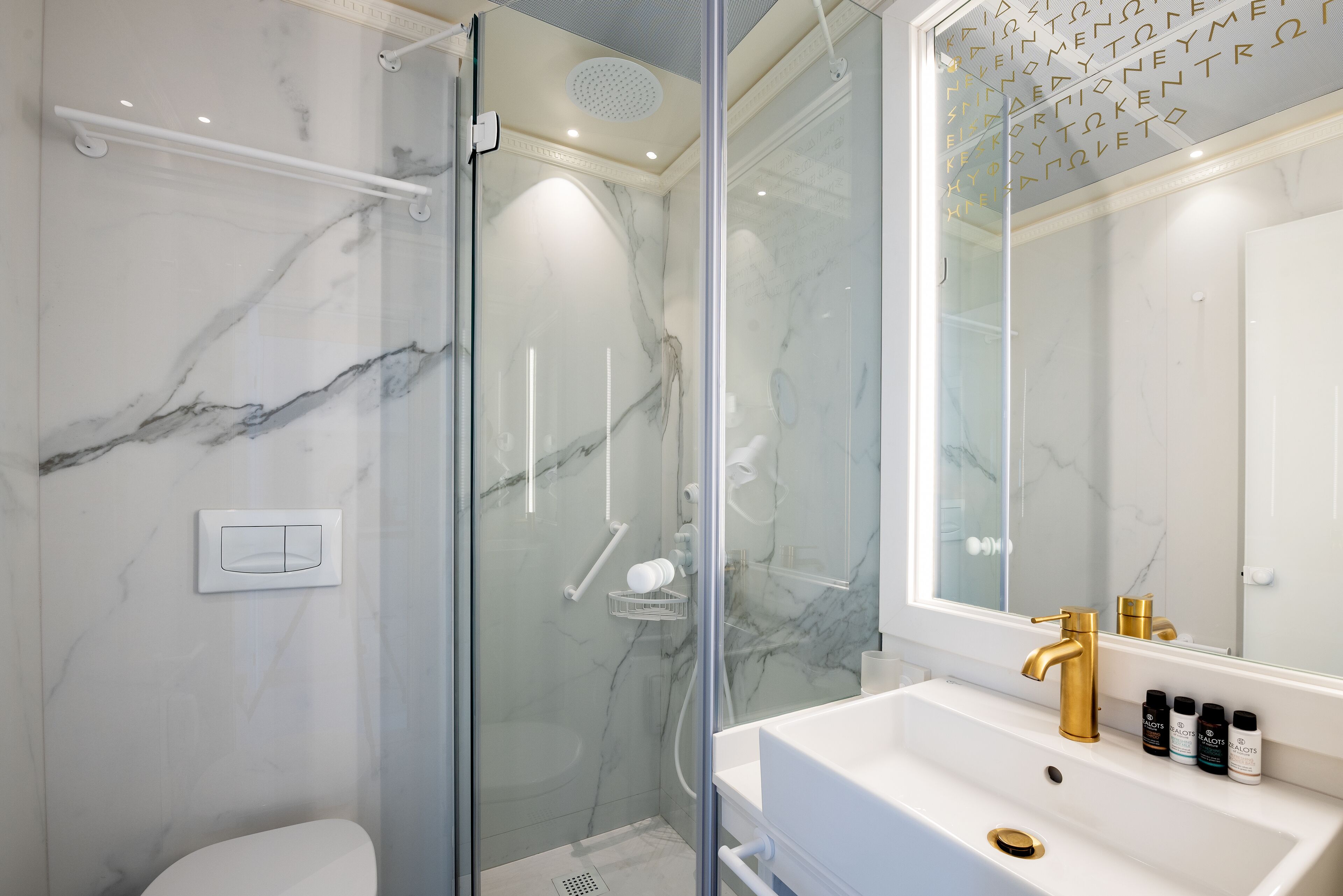 deluxe room | bathroom | shower, eco-friendly toiletries, hair dryer, towels