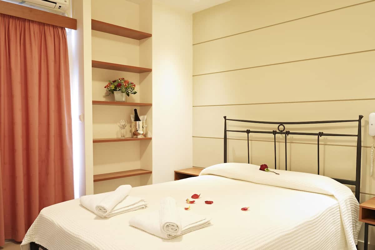 Junior Suite | In-room safe, desk, blackout curtains, soundproofing