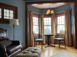 Televisión de pantalla plana de 43 pulgadas con canales por satélite