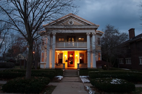 Front of property – evening/night. Showers Inn