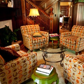 Lobby sitting area - Showers Inn (Bloomington)