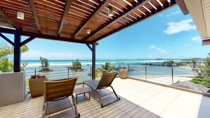 Ático, 3 habitaciones, frente a la playa | Terraza o patio