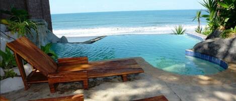 2 つの屋外プール