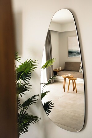 Aero Infinity Suite Sea View | Living area | Smart TV - Batis Aero Beachfront Wellbeing Hotel (Rethymno)