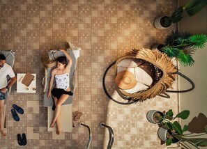 Sesongbasert utendørsbasseng og solsenger