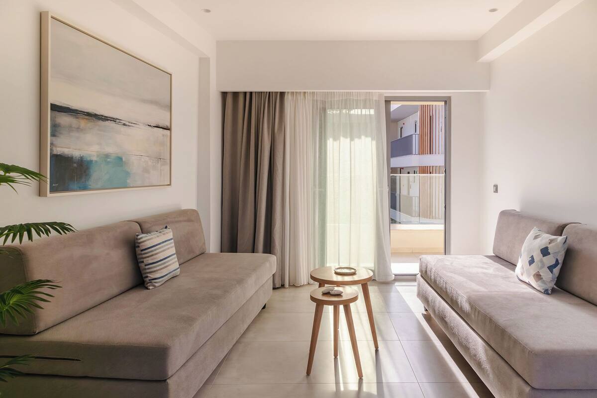 Suite superior (Side Sea View) | Área de sala de estar | Smart TV