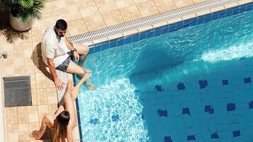 Piscine extérieure (ouverte en saison), chaises longues