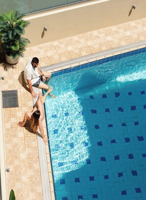 Piscine extérieure en saison, chaises longues
