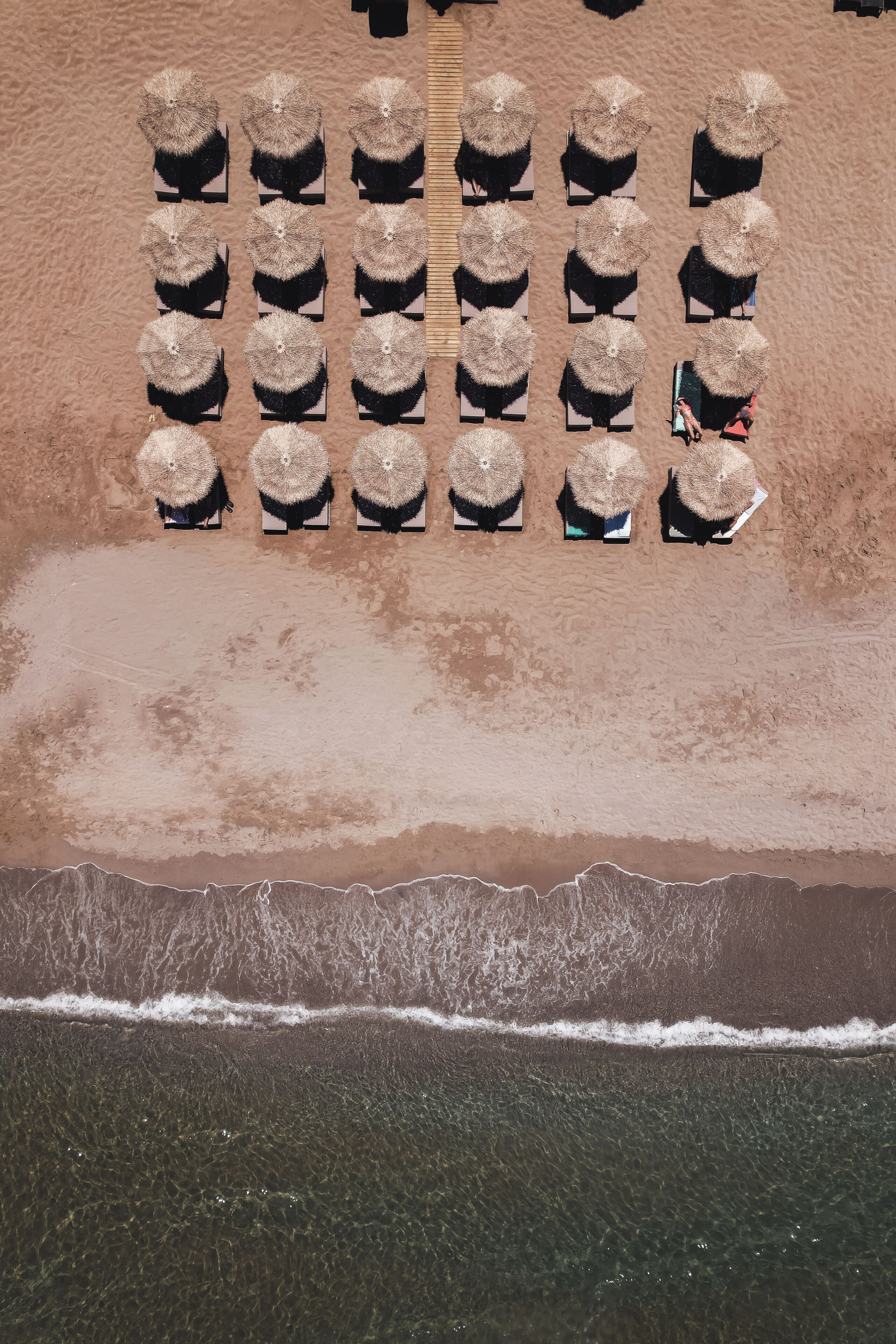 Perto da praia, espreguiçadeiras, guarda-sóis, bar na praia 