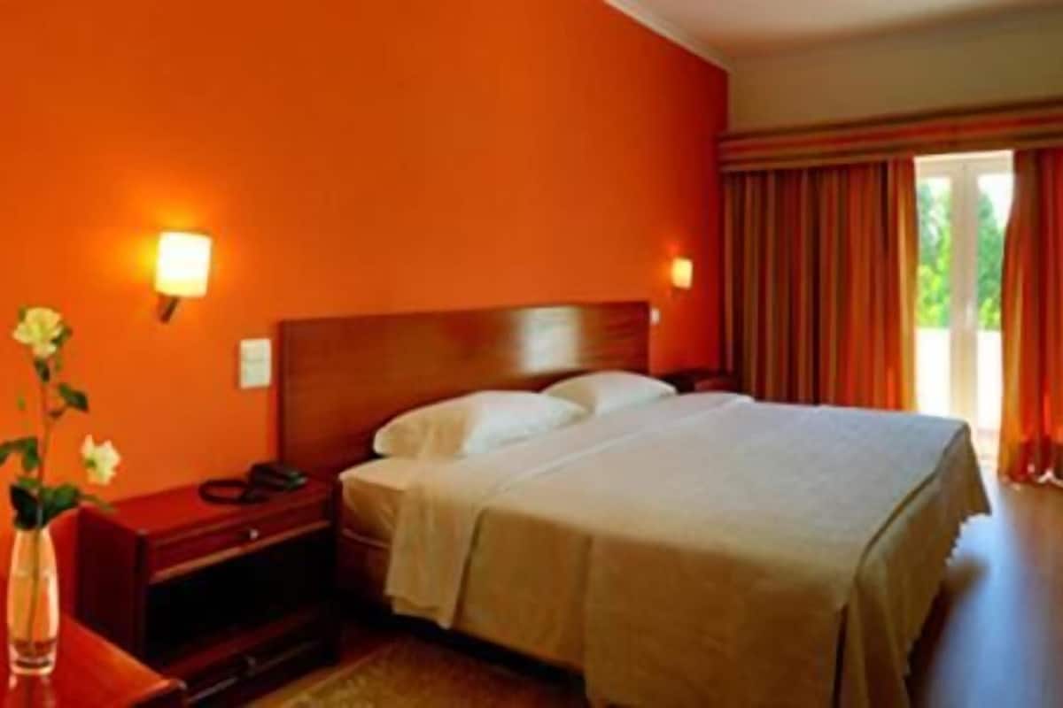 Triple Room | Desk, iron/ironing board, rollaway beds, free WiFi