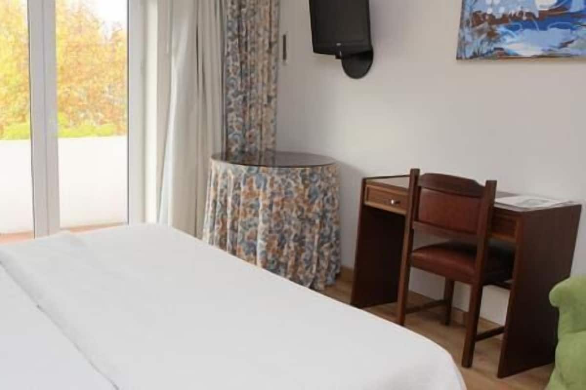 Single Room | Desk, iron/ironing board, rollaway beds, free WiFi