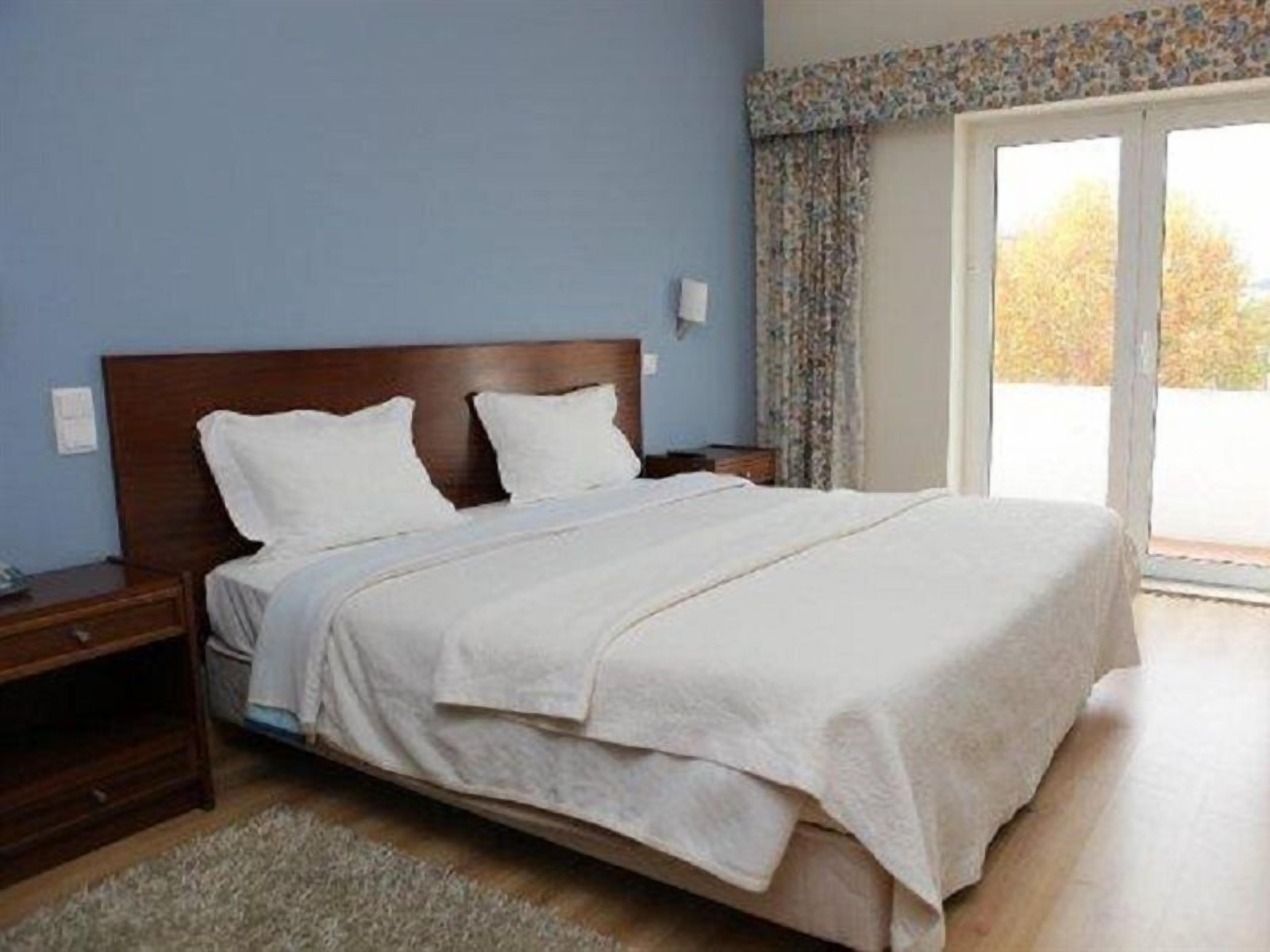 Escritorio, tabla de planchar con plancha, camas extra y wifi gratis 