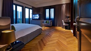 A hotel room with a large bed, a desk, a chair, and a TV. - Hotel Indigo Tel Aviv - Diamond District by IHG (Ramat Gan)