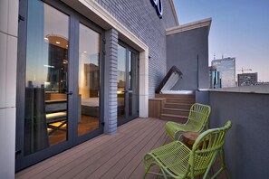 Suite, 1 King Bed, Jetted Tub, City View | 1 bedroom, Egyptian cotton sheets, premium bedding, down duvets - Hotel Indigo Tel Aviv - Diamond District by IHG (Ramat Gan)