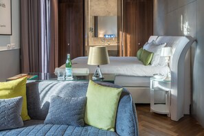 Suite, 1 Queen Bed (Sunset View) | 1 bedroom, Egyptian cotton sheets, premium bedding, down duvets - Hotel Indigo Tel Aviv - Diamond District by IHG (Ramat Gan)