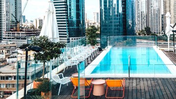 Hồ bơi ngoài trời phục vụ theo mùa, dù/ô trên bãi biển/hồ bơi