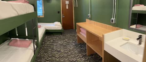 Habitació quàdruple | Bressols gratuïts, llits addicionals, wifi gratuïta i roba de llit