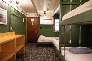 Free cots/infant beds, rollaway beds, free WiFi, bed sheets - The Hostel (Teton Village)