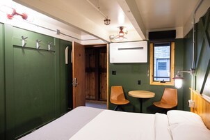 King Room | Free cribs/infant beds, rollaway beds, free WiFi, bed sheets