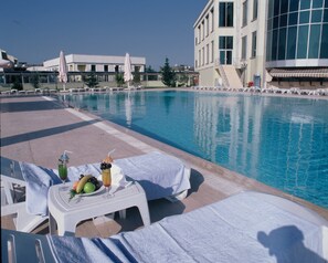 Indoor pool, outdoor pool, pool umbrellas, sun loungers - Emexotel Kocaeli (Izmit)