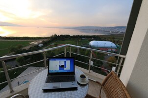 Deluxe Suite, 1 Bedroom | In-room safe, desk, laptop workspace, free cribs/infant beds