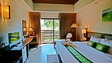 Habitación superior | Minibar, caja de seguridad en la habitación y decoración personalizada