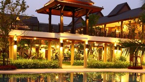 A hotel with a large pool, covered walkways, and traditional architecture. - Mae Jo Golf Club & Resort (San Sai)