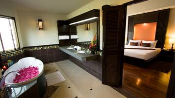 Combined shower/tub, deep soaking tub, free toiletries, hair dryer