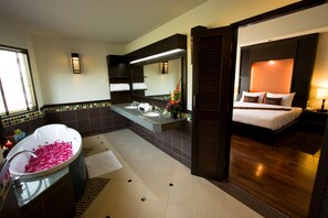 Relax in a spacious room with a double bed, bathtub, and modern amenities.