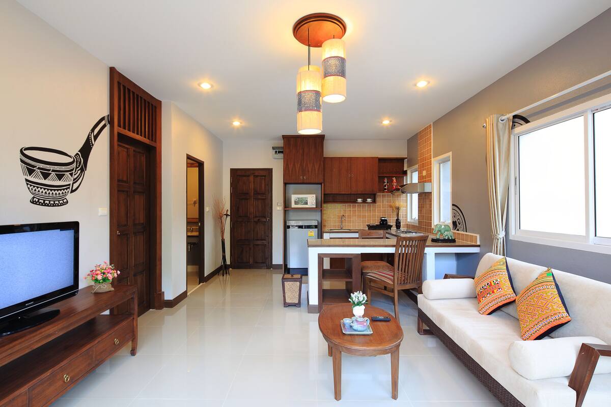 One Bedroom Grand Suite with Balcony | Área de sala de estar | Televisión LED y reproductor de DVD