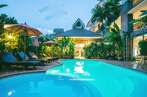 室外游泳池，08:00 至 22:00 开放，池畔遮阳伞，日光浴躺椅