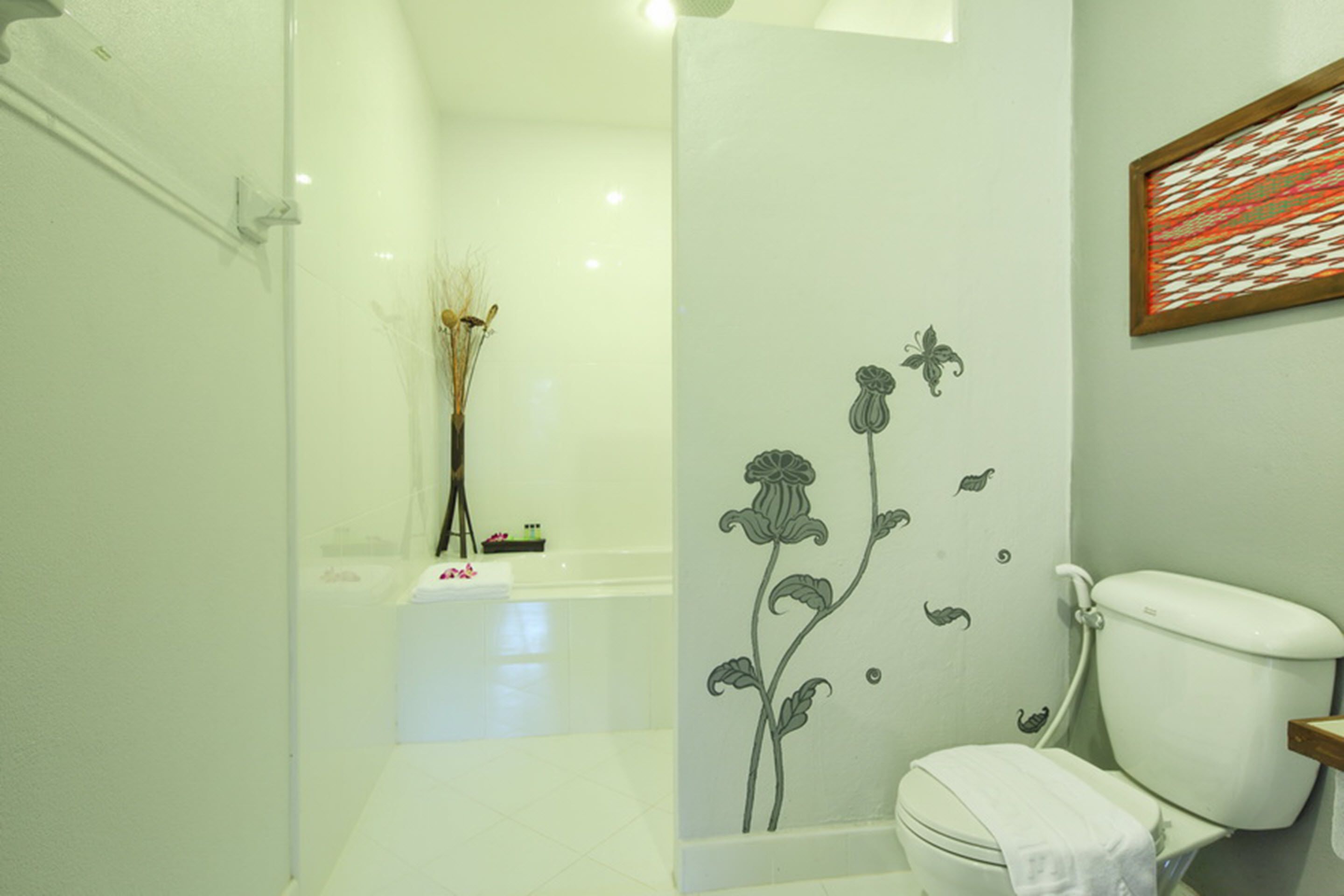 Une salle de bain avec des toilettes, une douche et une baignoire.