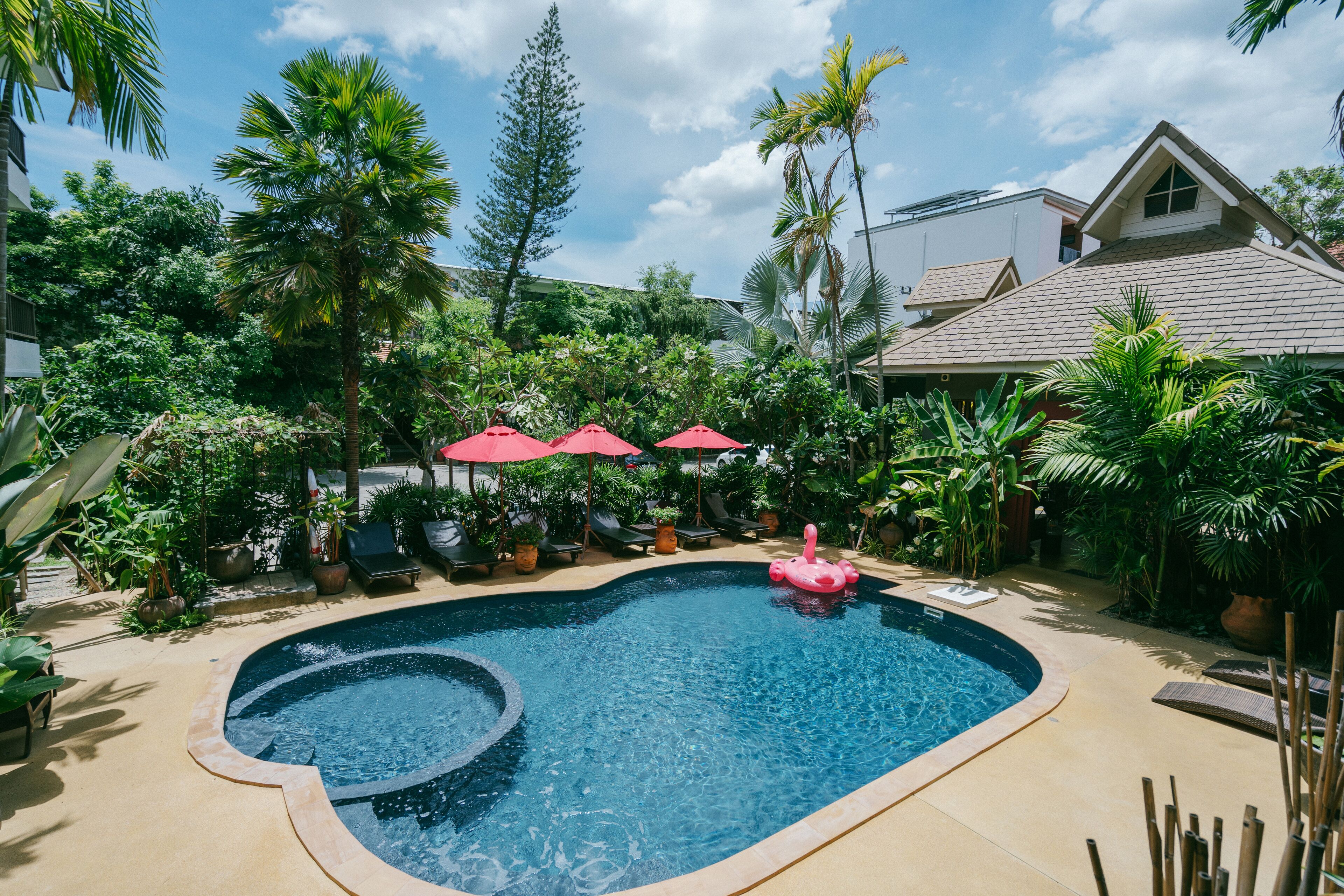 Utomhuspool, öppet 08.00 till 22.00, parasoller och solstolar