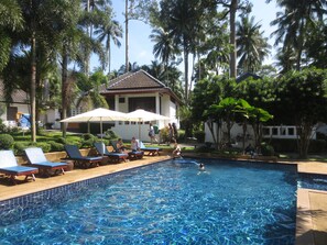 Vila, 1 cama de casal, vista para a piscina | Piscina externa | Piscina externa, guarda-sóis, espreguiçadeiras