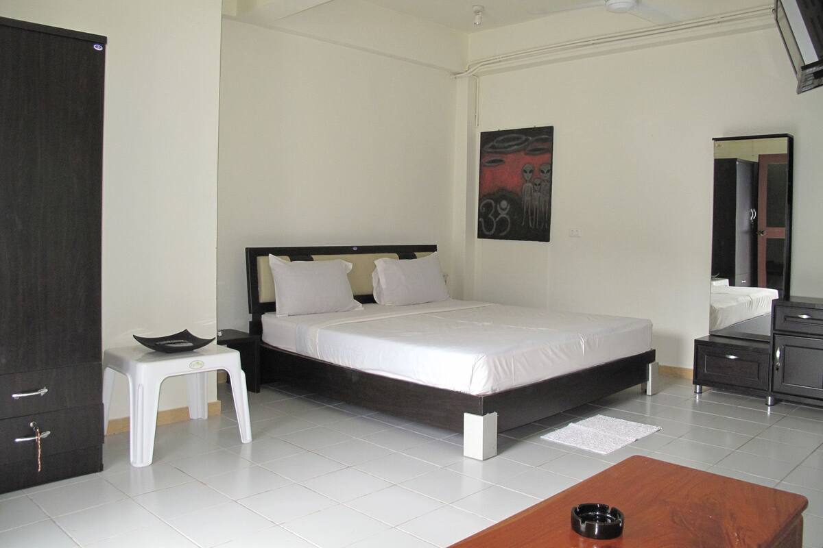 Standard Apartment | Tilam berlapik, bar mini, peti besi dalam bilik