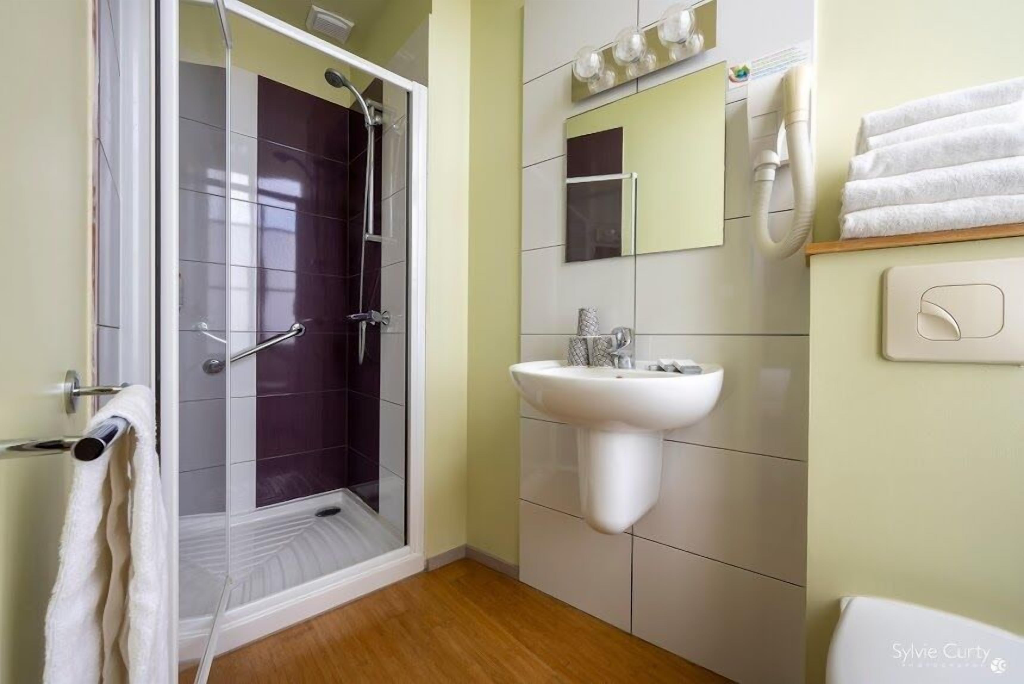 classic double room (3ème étage / 3rd floor) | bathroom | shower, free toiletries, hair dryer, towels
