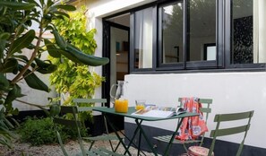 Double room studio in the outbuildings | Premium bedding, desk, soundproofing, free WiFi - Accostage Hotel (La Rochelle)