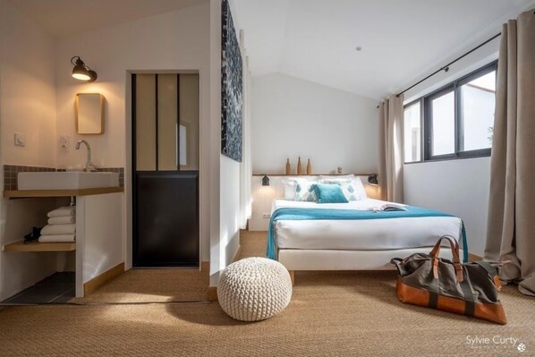 Double room studio in the outbuildings | Premium bedding, desk, soundproofing, free WiFi - Accostage Hotel (La Rochelle)