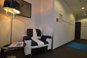 Lobby sitting area - Arena Hostel Hamburg (Hamburg)