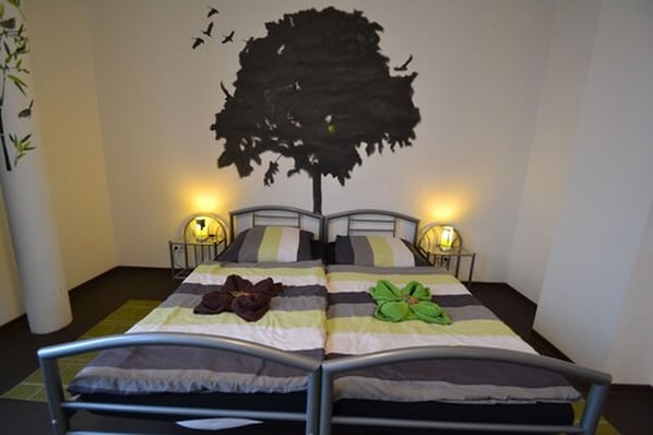 Double Room | Hypo-allergenic bedding, desk, laptop workspace, free WiFi - Arena Hostel Hamburg (Hamburg)