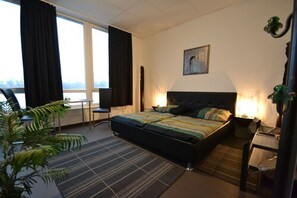 Double Room | Hypo-allergenic bedding, desk, laptop workspace, free WiFi - Arena Hostel Hamburg (Hamburg)