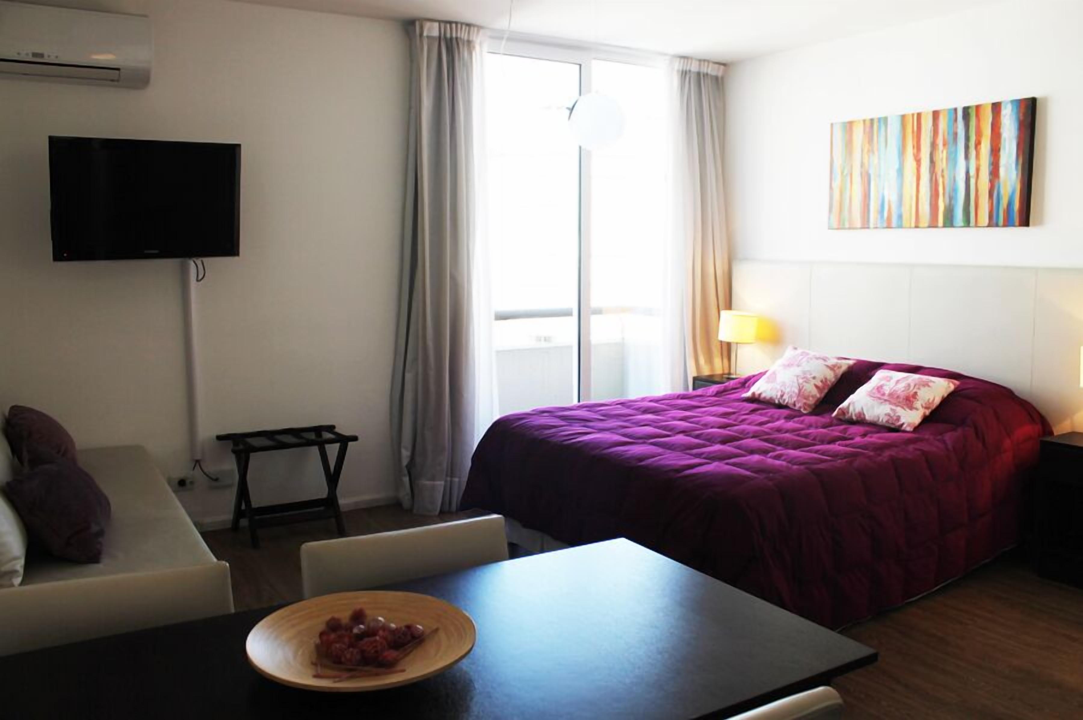 Surmatelas, coffres-forts dans les chambres, bureau, rideaux occultants