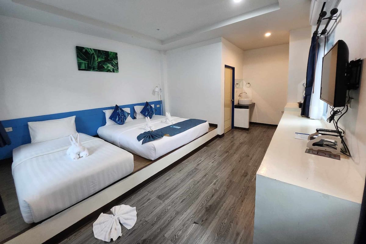 Habitación triple básica, varias camas, vista al jardín | Minibar, wifi gratis y ropa de cama